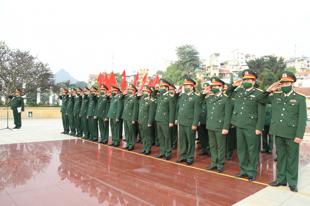 Đoàn đại biểu Đảng ủy, Bộ CHQS tỉnh Quảng Ninh do Đại tá Khúc Thành Dư, Tỉnh ủy viên, Chỉ huy trưởng Bộ CHQS tỉnh; Đại tá Nguyễn Quang Hiến, Phó Bí thư Thường trực Đảng ủy, Chính ủy Bộ CHQS tỉnh làm trưởng đoàn dâng hương tưởng niệm các Anh hùng liệt sĩ tại Đài tưởng niệm các Anh hùng liệt sĩ TP Hạ Long.