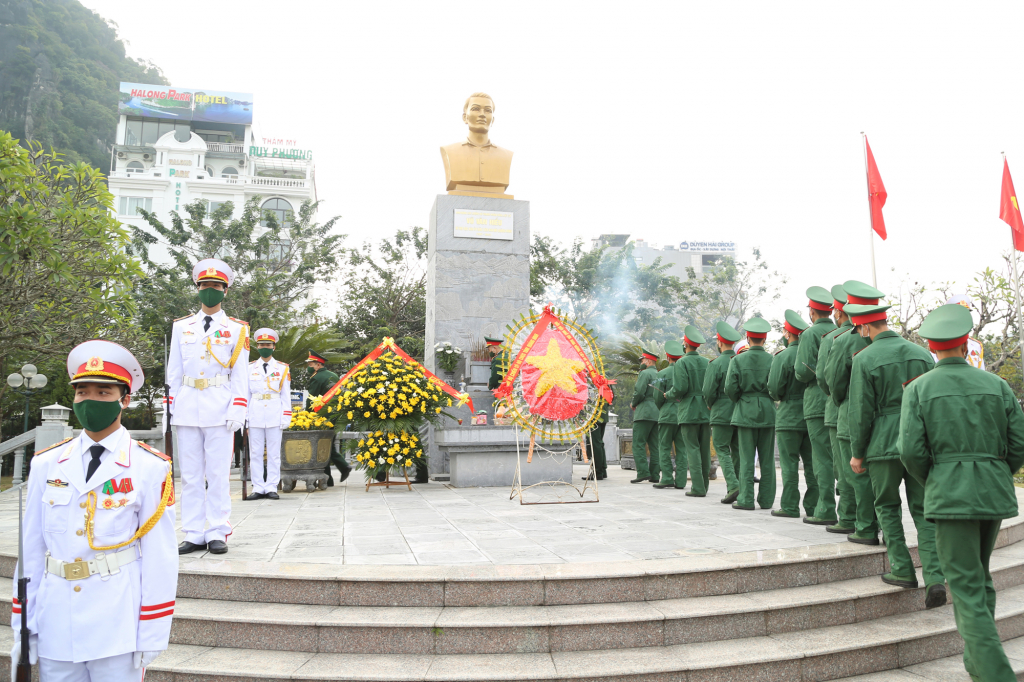 Cán bộ, chiến sĩ Bộ CHQS tỉnh dâng hương, hoa tại tượng đài đồng chí Vũ Văn Hiếu, Nguyên Bí thư Khu ủy đầu tiên của Khu mỏ Quảng Ninh.