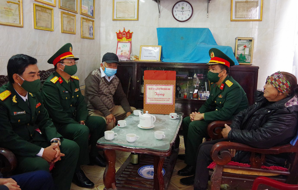Ngày 21/12, Lãnh đạo Bộ CHQS tỉnh, đến thăm, tặng quà gia đình thương binh 2/4 Vũ Huy Thông, tổ 5, khu Nam Tiến, phường Cẩm Bình, TP Cẩm Phả.
