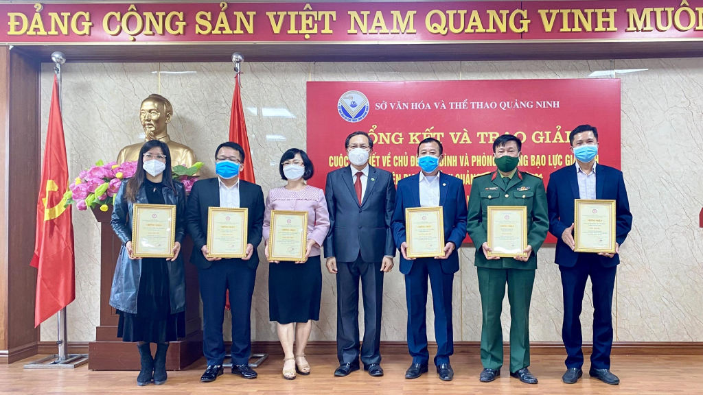 BTC trao giải cho các Tập thể đoạt giải trong Cuộc thi viết về chủ đề “Gia đình và phòng chống bạo lực gia đình trên địa bàn tỉnh Quảng Ninh” 