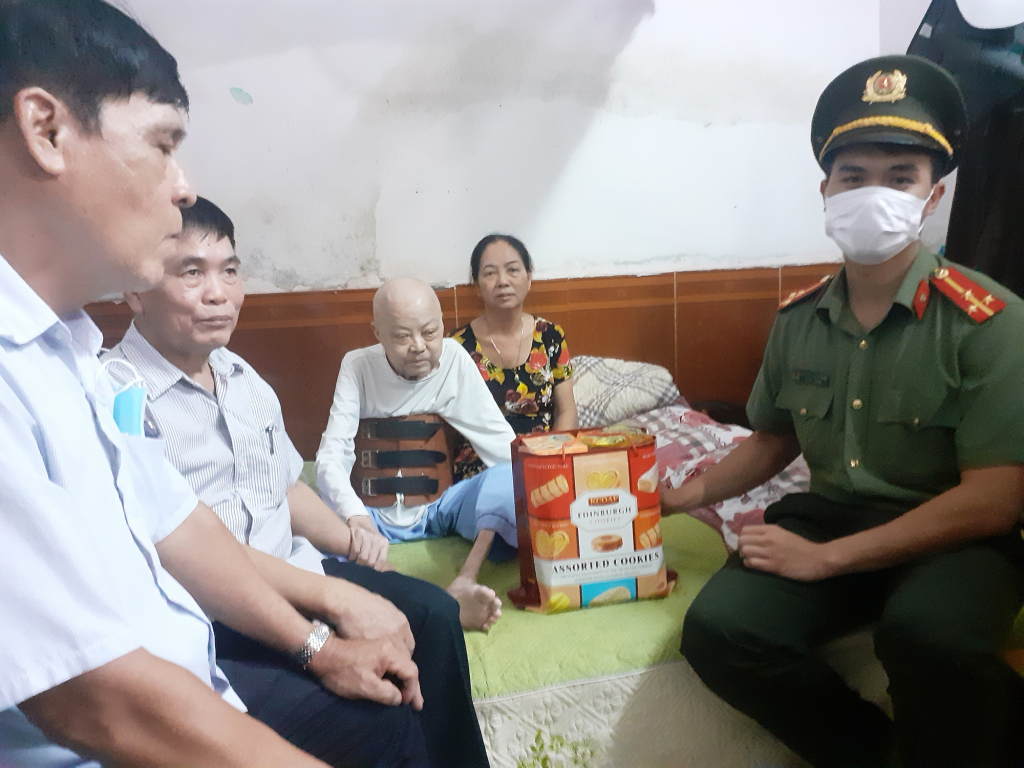 Công an tỉnh Quảng Ninh tặng quà cho người nhiễm chất độc da cam tại phường Cao Thắng, TP Hạ Long.