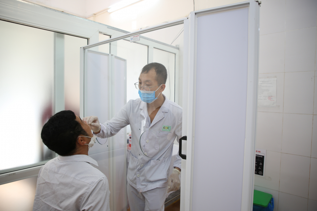 A health worker is collecting samples for Covid-19 testing.