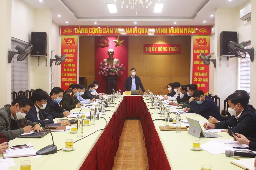 BTV Thị ủy Đông Triều họp bàn chỉ đạo một số nhiệm vụ của địa phương (Ảnh: Đinh Yến-CTV)