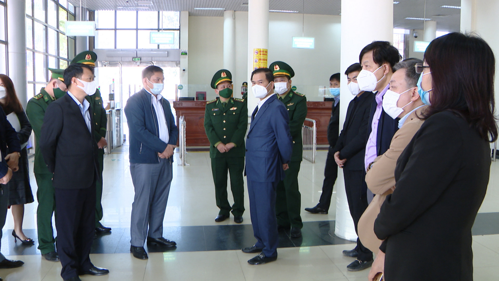 Đồng chí Bùi Văn Khắng, Phó Chủ tịch UBND tỉnh kiểm tra hoạt động xuất nhập cảnh tại Cửa khẩu Bắc Luân I, thành phố Móng Cái