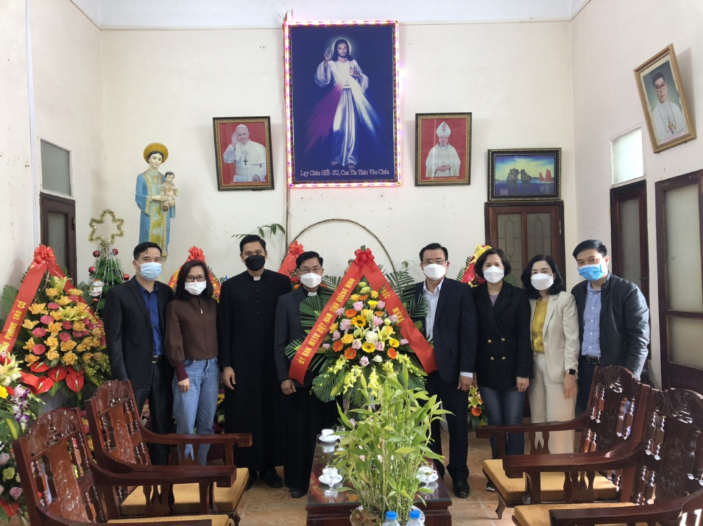 Đại diện lãnh đạo Uỷ ban Mặt trận Tổ quốc tỉnh thăm, chúc mừng Giáo xứ Trà Cổ nhân Giáng sinh năm 2021. Ảnh: Mai Văn Công (Uỷ ban MTTQ tỉnh).