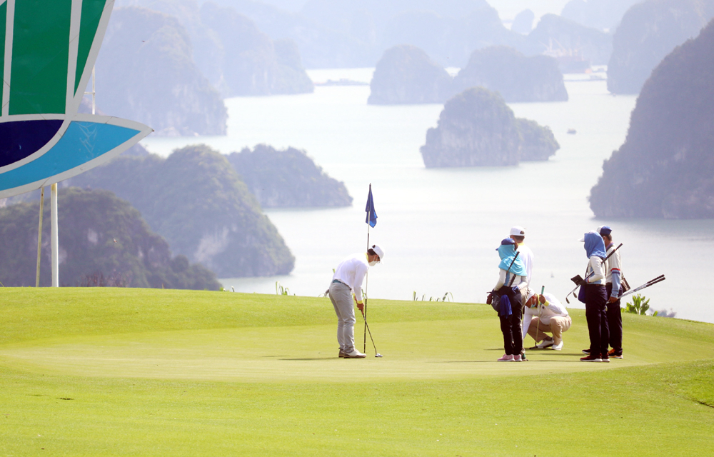 Sân golf FLC Hạ Long thu hút du khách.
