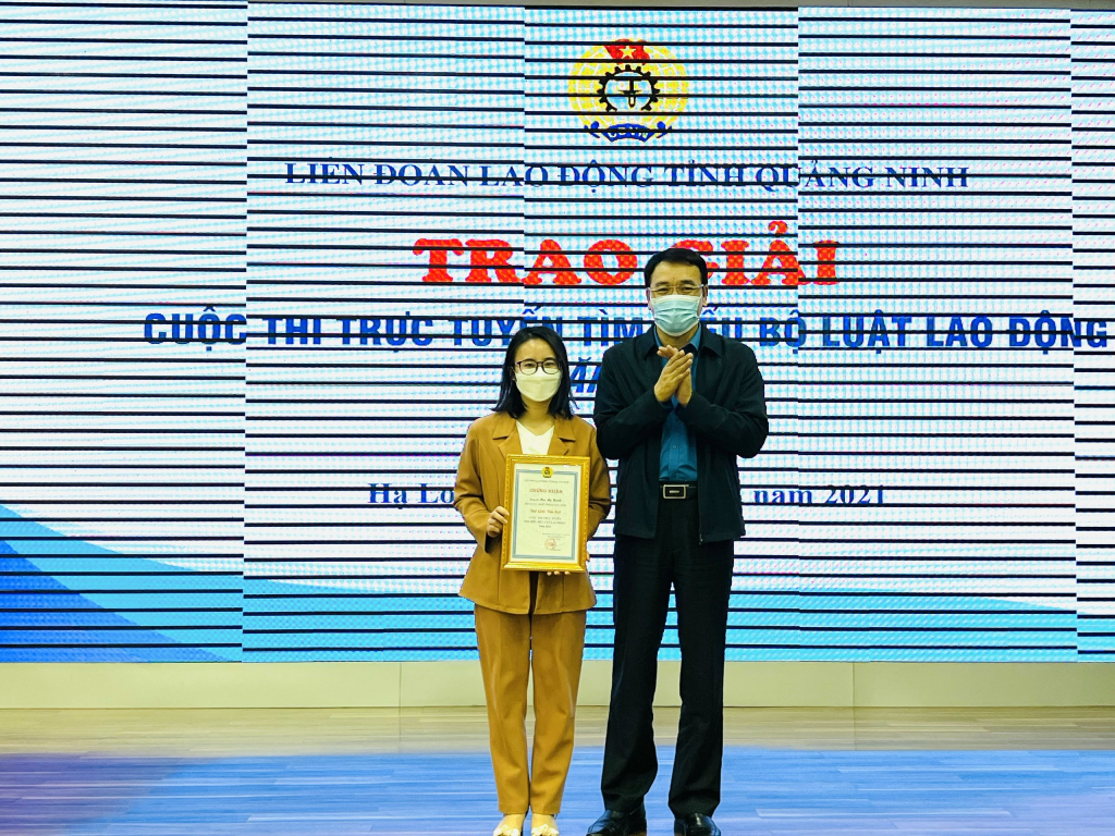 Đồng chí Tô Xuân Thao, Chủ tịch LĐLĐ tỉnh trao giải đặc biệt cho đoàn viên Mạc Mỹ Hạnh, Cục Thuế tỉnh Quảng Ninh.