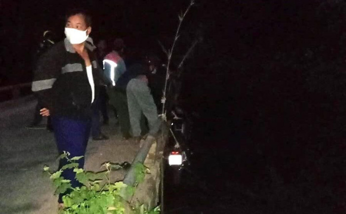 Tai nạn ở Hà Tĩnh: Xe máy bất ngờ rơi xuống cầu, một phụ nữ tử vong 1
