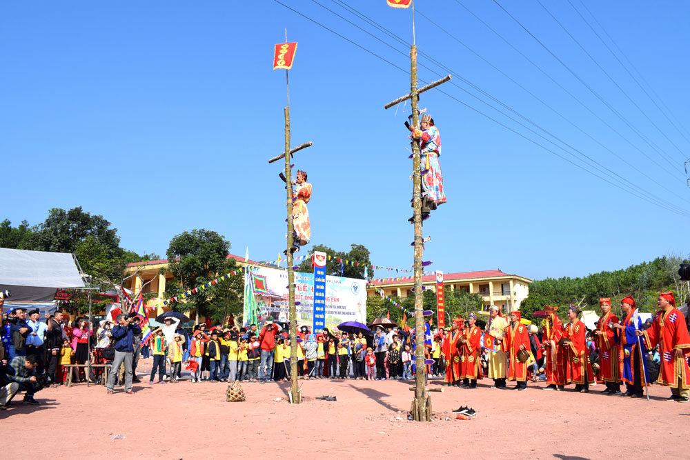 Nghi lễ leo dao của người Sán Dìu tại Lễ hội Đại Phan xã Hải Lạng, huyện Tiên Yên năm 2020