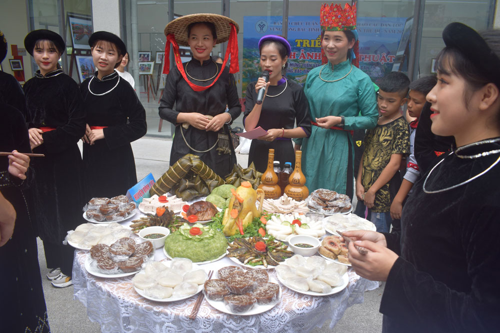 Mâm cỗ ngày tết của người Tày huyện Bình Liêu không thể thiếu được món bánh trưng dài