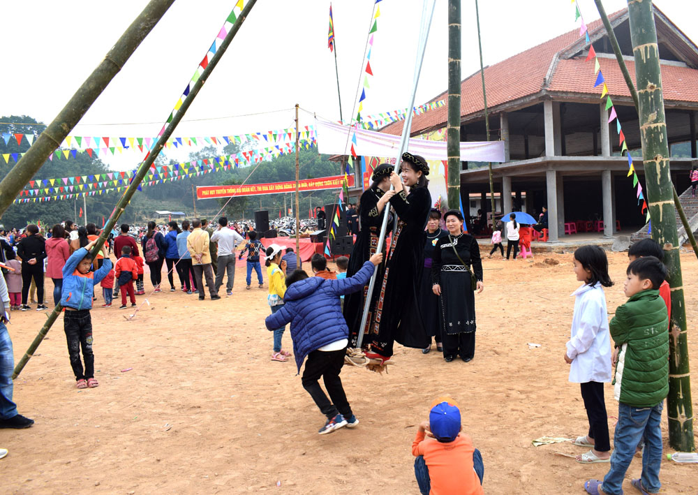 Người Tày vui chơi tại Trung tâm Văn hóa Thể thao dân tộc Tày tại thôn Đồng Đình, xã Phong Dụ, huyện Tiên Yên