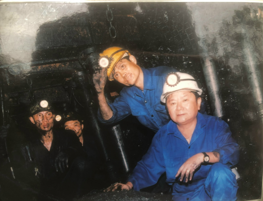 Nhạc sĩ Lê Nguyên Thêm trong một chuyến thực tế sáng tác tại hầm lò. 