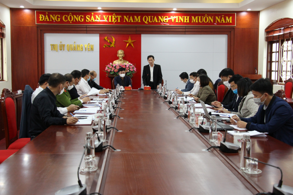 Đồng chí Hồ Văn Vịnh, Bí thư Thị ủy  Quảng Yên phát biểu tại hội nghị.