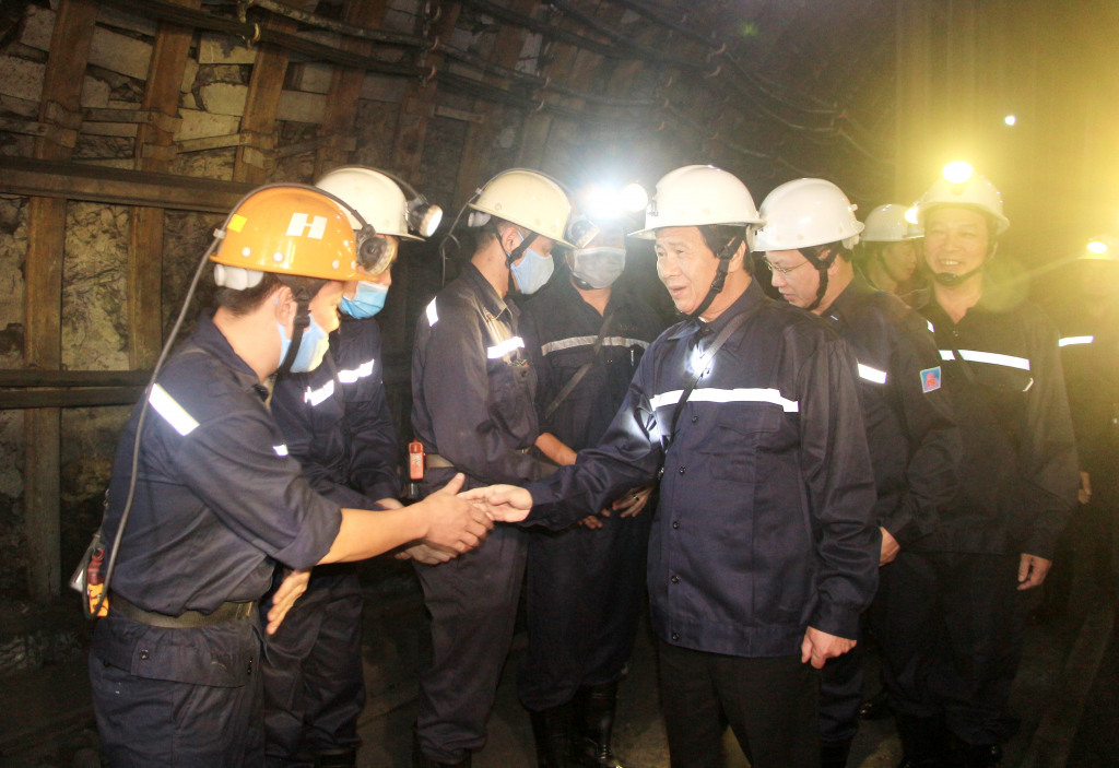 Phó Thủ tướng Chính phủ Lê Văn Thành cùng các đại biểu thăm hỏi, động viên tinh thần làm việc của công nhân lao động tại lò chợ cơ giới hóa 41104 mức -240m, Công ty CP Than Núi Béo.