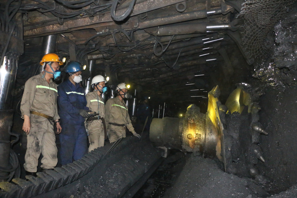 Hoạt động khai thác than tại lò chợ cơ giới hóa Công ty Than Khe Chàm