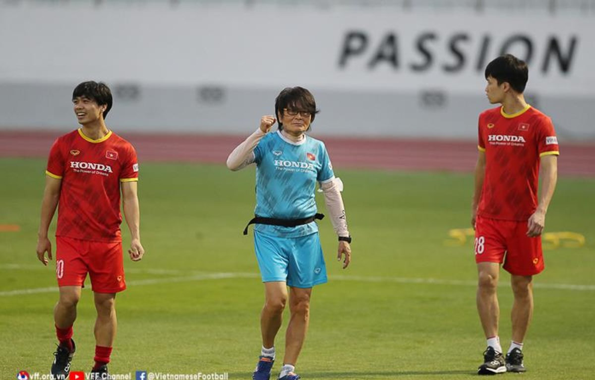 Bác sỹ Choi Yu-young (giữa) chia tay đội tuyển Việt Nam sau 3 năm gắn bó. (Ảnh: VFF)