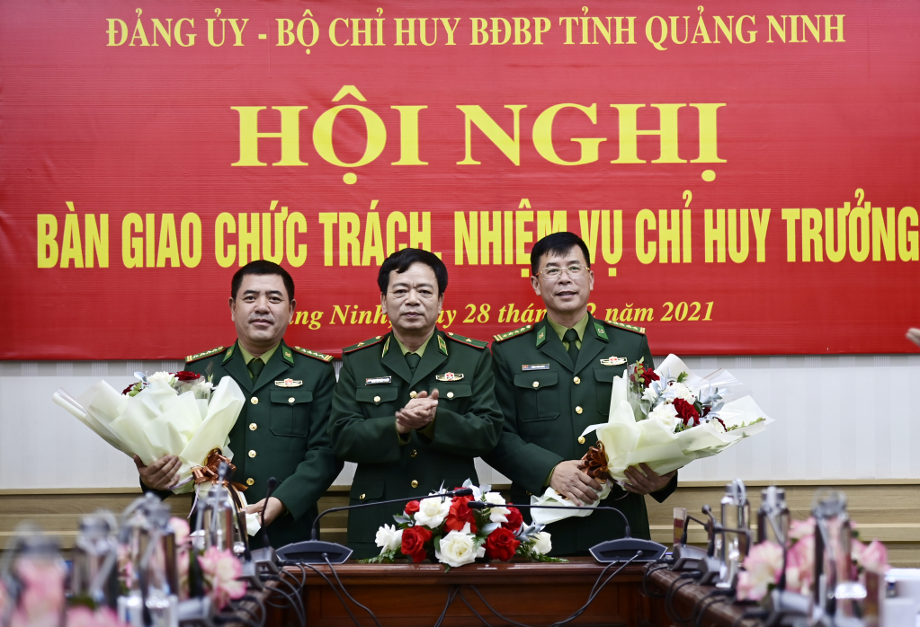 Thiếu tướng Nguyễn Văn Thiện, Phó tư lệnh BĐBP tặng hoa chúc mừng Đại tá Đặng Toàn Quân và Đại tá Nguyễn Văn Thiềm