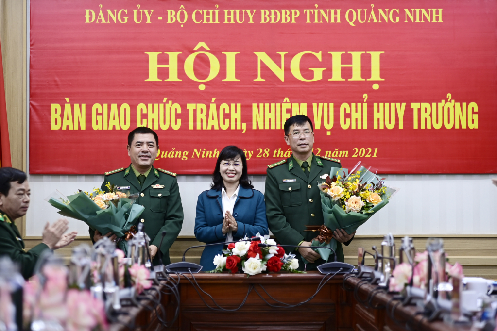 Đồng chí Trịnh Thị Minh Thanh, Phó Bí thư Tỉnh ủy Quảng Ninh tặng hoa chúc mừng Đại tá Đặng Toàn Quân và Đại tá Nguyễn Văn Thiềm