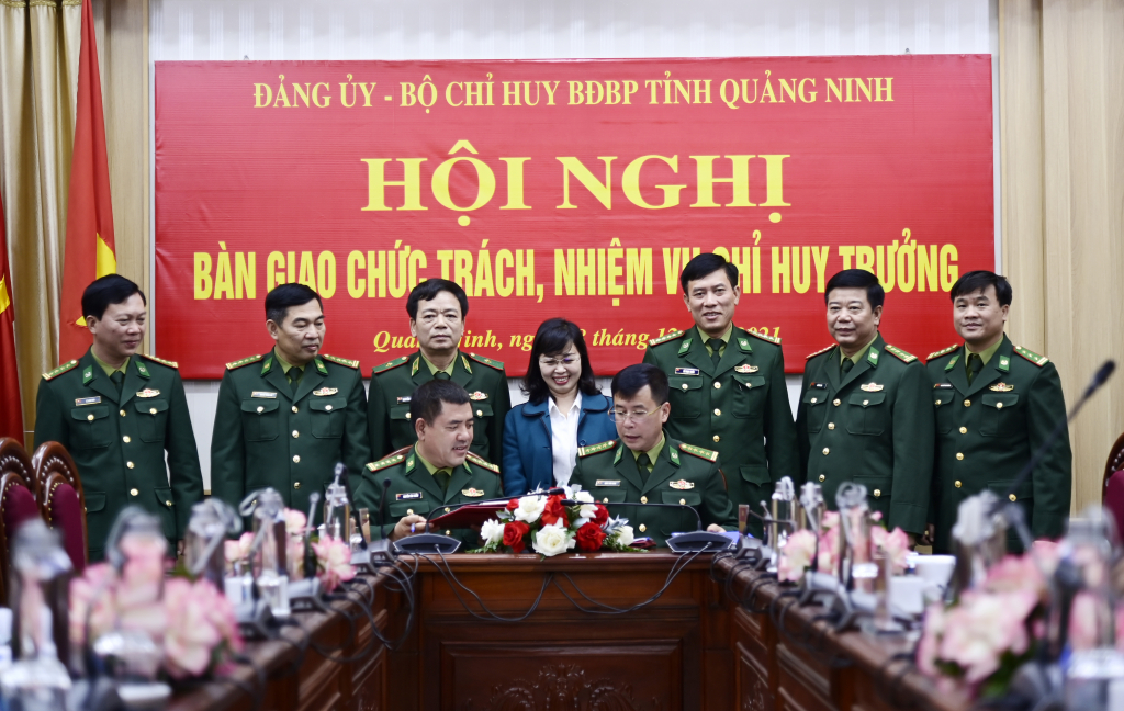 Đại tá Đặng Toàn Quân và Đại tá Nguyễn Văn Thiềm ký biên bản bàn giao chức trách, nhiệm vụ Chỉ huy trưởng BĐBP tỉnh Quảng Ninh.