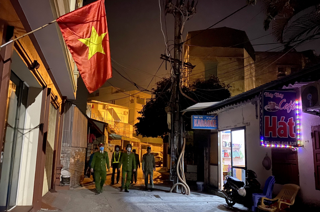 Công an phường Bãi Cháy, TP Hạ Long tuần tra kiểm soát ban đêm đảm bảo ANTT và phòng chống dịch Covid-19.
