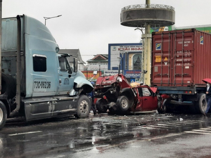 Tai nạn ở Quảng Trị: Ô tô 4 chỗ bị húc biến dạng, tài xế may mắn thoát chết 1
