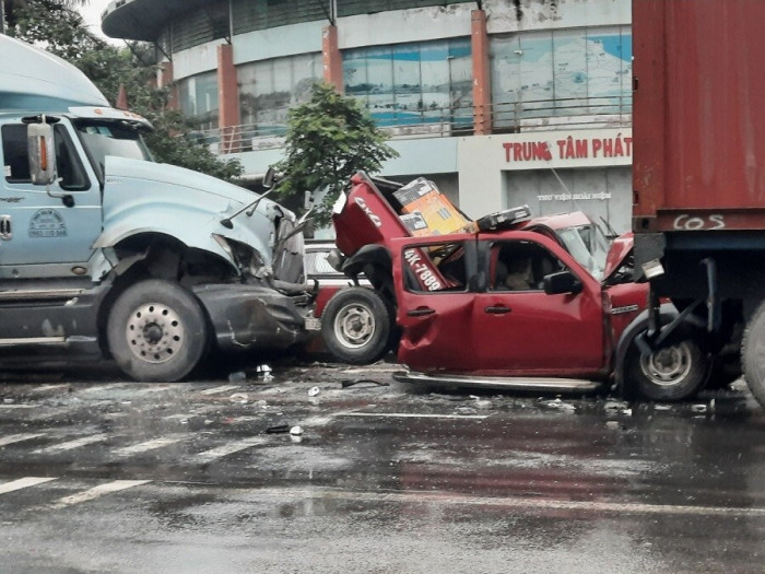 Tai nạn ở Quảng Trị: Ô tô 4 chỗ bị húc biến dạng, tài xế may mắn thoát chết 2