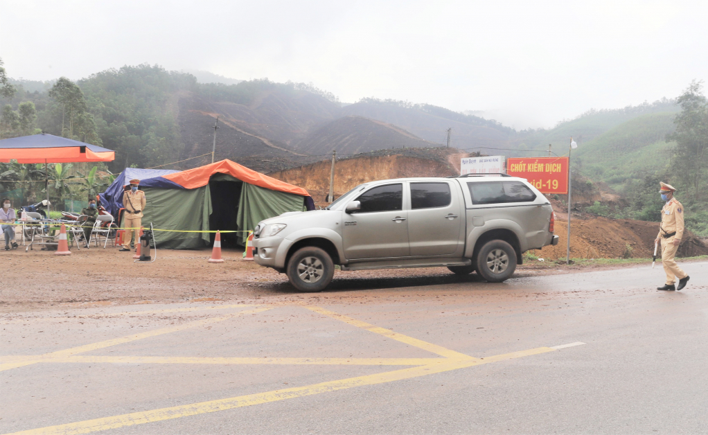 Lực lượng CSGT huyện Bình Liêu thực hiện công tác tuần tra, kiểm soát tại quốc lộ 18C