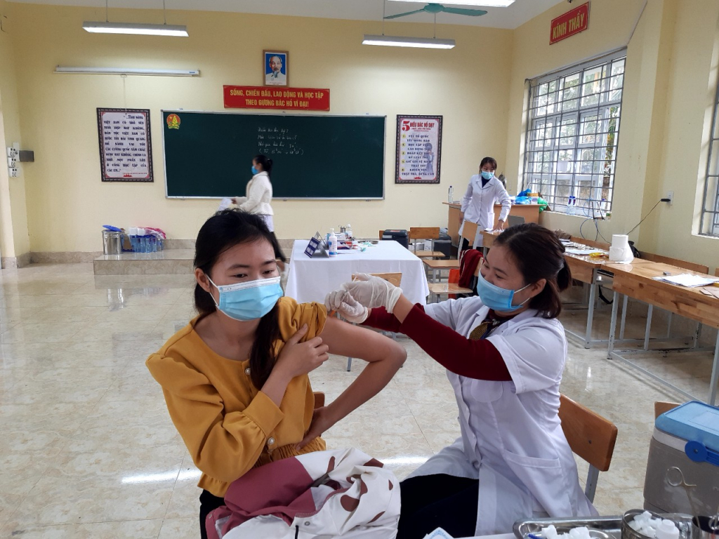 Tiêm vắc-xin phòng Covid-19 mũi 3 cho người dan xã Quảng Sơn, huyện Hải Hà.