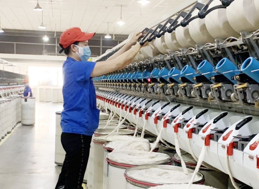 Công nhân làm việc tại Phân xưởng Dệt sợi, Công ty TNHH Kỹ thuật dệt may Hồng Hải (KCN Hải Yên, TP Móng Cái).
