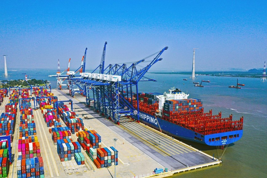 About 703 million tons of cargo was handled at Vietnamese seaports in 2021. 