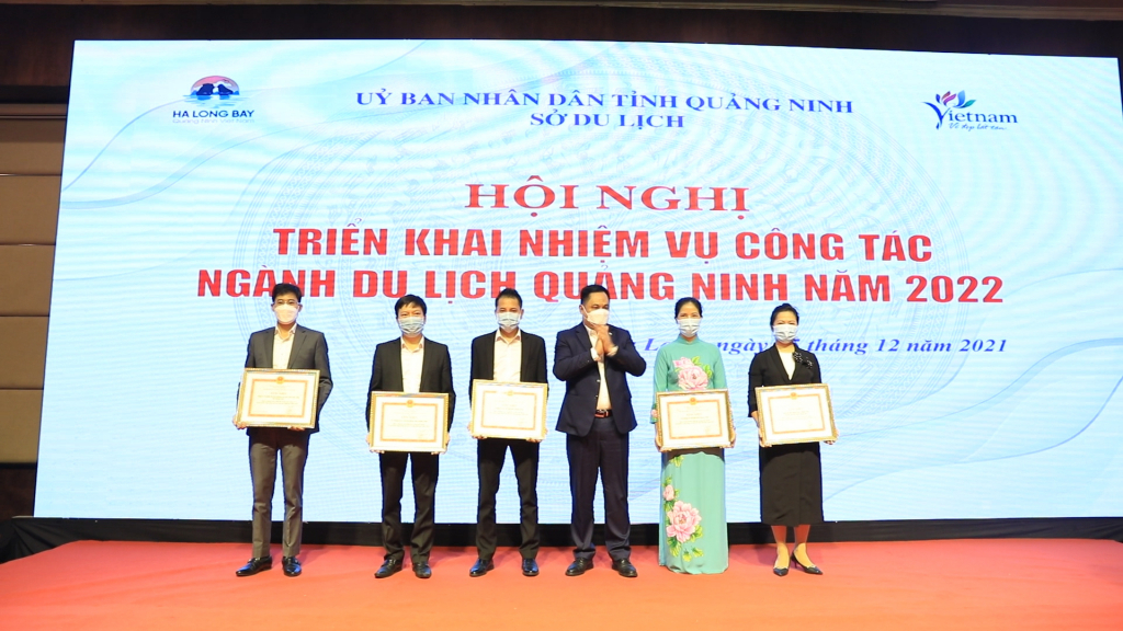 Head of Quang Ninh Department of Tourism, Pham Ngoc Thuy, granted certificates of merit to excellent individuals and organizations.