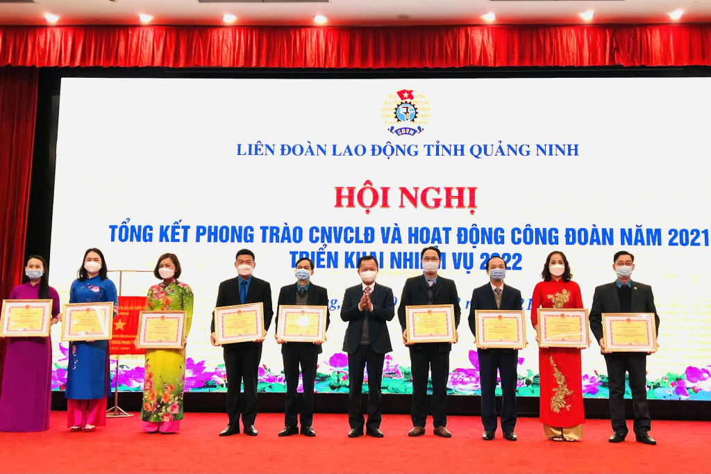 Đồng chí Cao Tường Huy, Phó Chủ tịch UBND tỉnh trao tặng bằng khen cho các tập thể, cá nhân có thành tích xuất sắc.