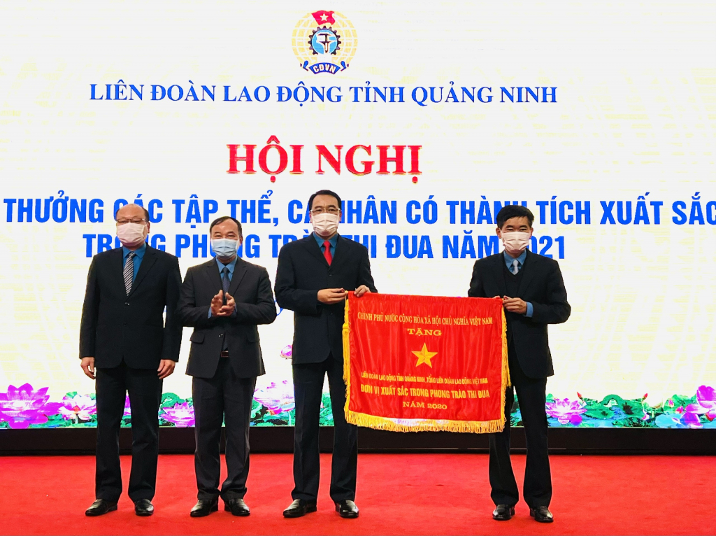 LĐLĐ tỉnh được tặng cờ thi đua của Chính phủ.