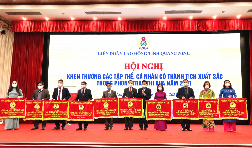 Tổng LĐLĐ Việt Nam tặng cờ thi đua cho các tập thể.