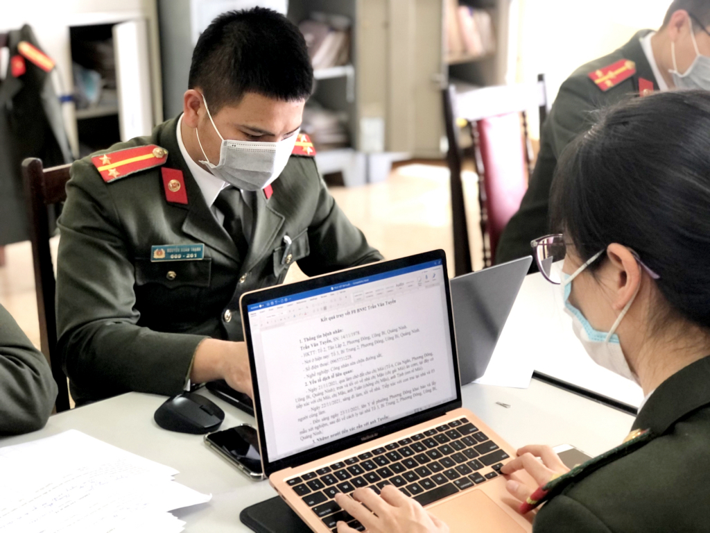 Tổ truy vết Công an TP Uông Bí thu thập, cập nhật thông tin dịch tễ các trường hợp liên quan đến các ca F0 trên địa bàn.