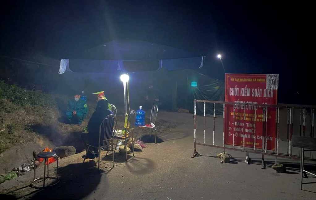 Một điểm trực chốt trong ngày sương đêm giá lạnh, trên địa bàn xã Thống Nhất, TP Hạ Long.