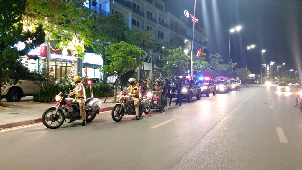 Lực lượng Cảnh sát cơ động phối hợp cùng Cảnh sát 113 và CSGT tuần tra kiểm soát địa bàn.