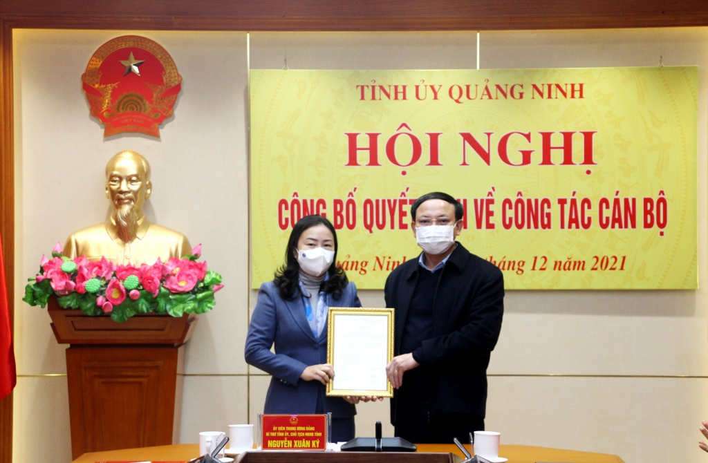 Đồng chí Nguyễn Xuân Ký, Ủy viên Trung ương Đảng, Bí thư Tỉnh ủy, Chủ tịch HĐND tỉnh trao quyết định cho đồng chí Vi Ngọc Bích.