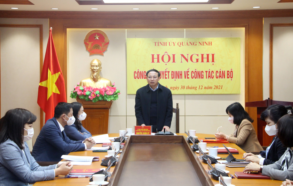 Đồng chí Nguyễn Xuân Ký, Ủy viên Trung ương Đảng, Bí thư Tỉnh ủy, Chủ tịch HĐND tỉnh, phát biểu giao nhiệm vụ.