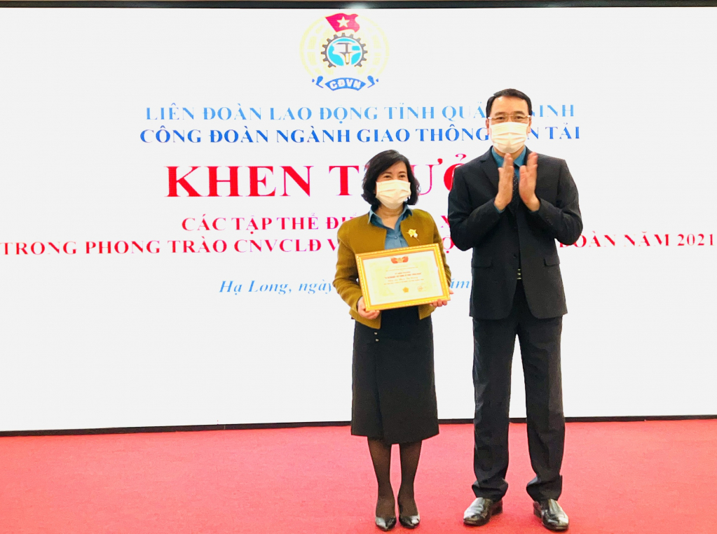 Chủ tịch Công đoàn Công ty CP Cầu phà Quảng Ninh-Phạm Thị Hương được tặng kỷ niệm chương vì sự nghiệp công đoàn của Tổng LĐLĐ Việt Nam.