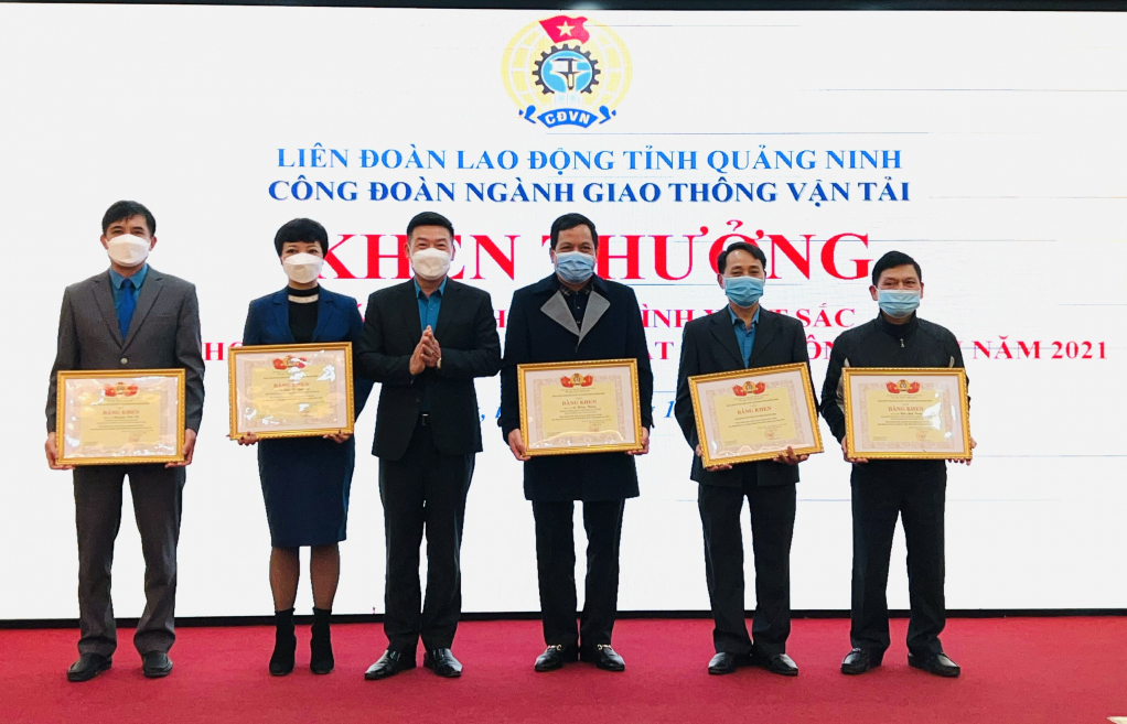 LĐLĐ tỉnh trao tặng bằng khen cho các tập thể.