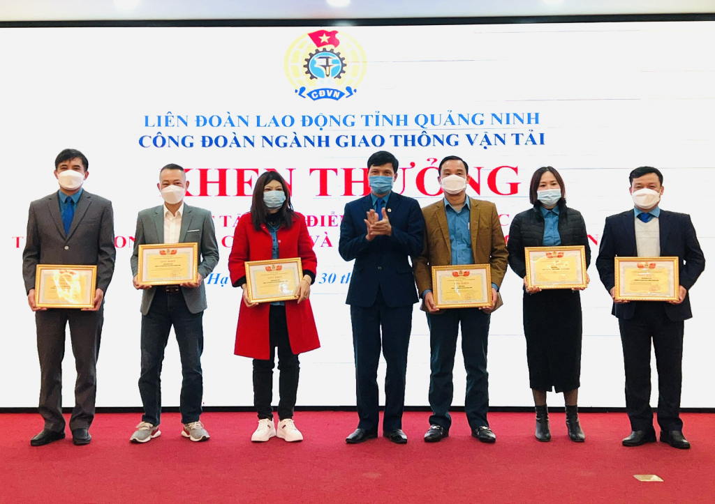 Công đoàn ngành GTVT tặng giấy khen cho các tập thể có thành tích xuất sắc.