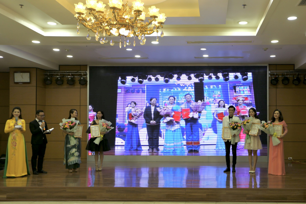 nhóm thí sinh Nông Trạo Phi, Cam Thiên Bằng – Trung Quốc đạt giải nhất cuộc thi.