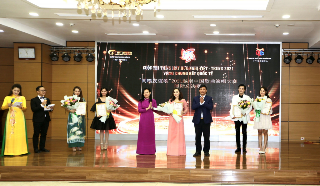 Thí sinh Nguyễn Khánh Huyền (Việt Nam) đoạt Giải Nhất Vòng Chung kết quốc tế Cuộc thi Tiếng hát Việt - Trung 2021.