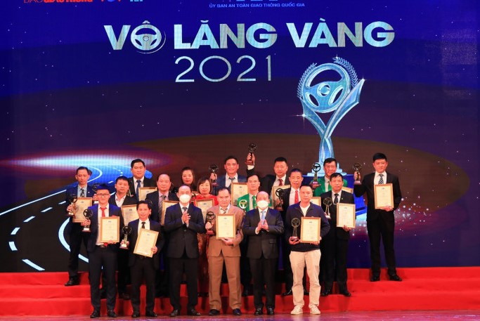 Thứ trưởng Bộ GTVT Lê Đình Thọ và Phó Tổng giám đốc Đài tiếng nói Việt NamTrần Minh Hùng trao giải thưởng cho các doanh nghiệp đoạt giải Vô lăng vàng năm 2021.