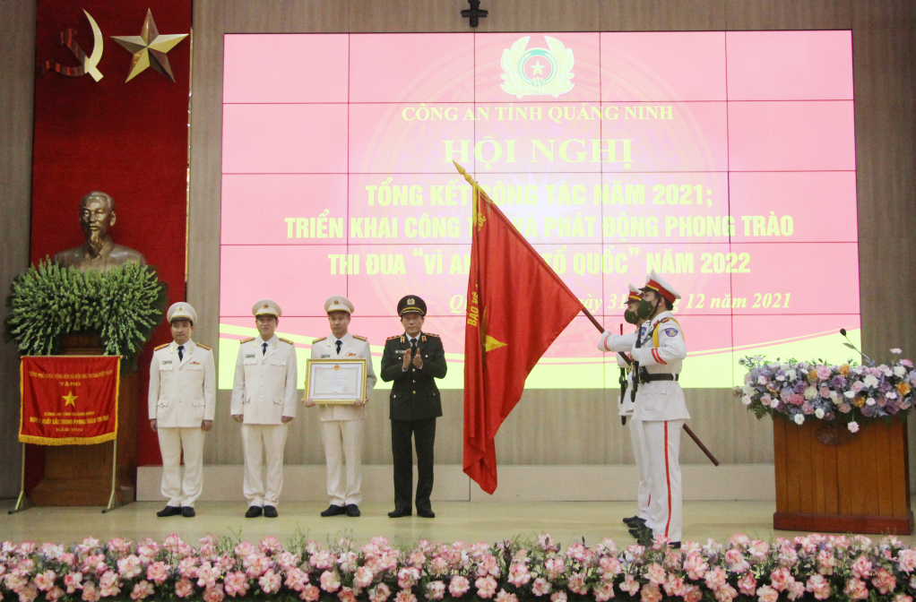 Thừa ủy quyền của Chủ tịch nước, Trung tướng Lương Tam Quang, Ủy viên Trung ương Đảng, Thứ trưởng Bộ Công an trao Huân chương chiến công hạng Ba cho Phòng An ninh kinh tế, Công an tỉnh.