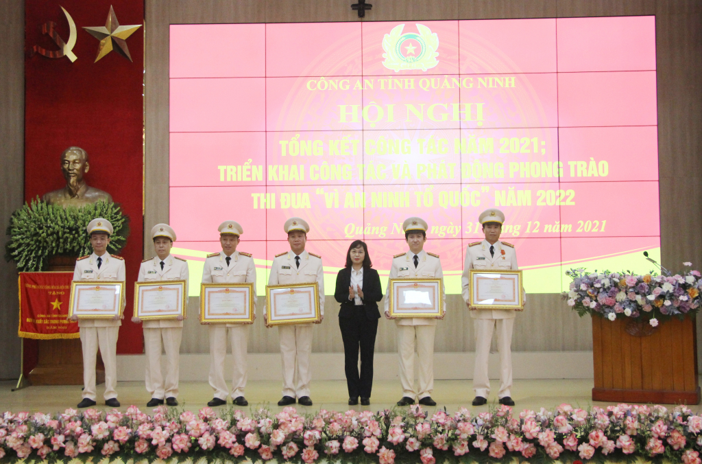 Đồng chí Trịnh Thị Minh Thanh, Phó Bí thư Tỉnh ủy trao Bằng khen của Thủ tướng Chính phủ cho các tập thể, cá nhân của Công an tỉnh.