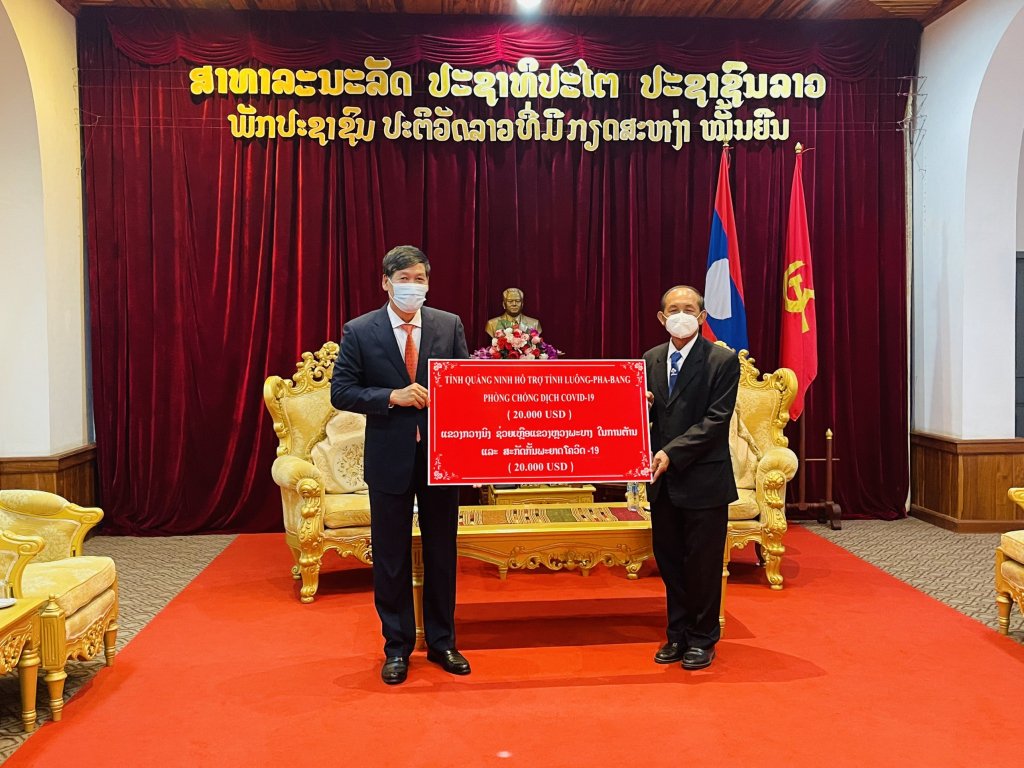 Đồng chí Nguyễn Đăng Mạnh thay mặt cho tỉnh Quảng Ninh trao tiền hỗ trợ cho tỉnh Luông Pha Băng