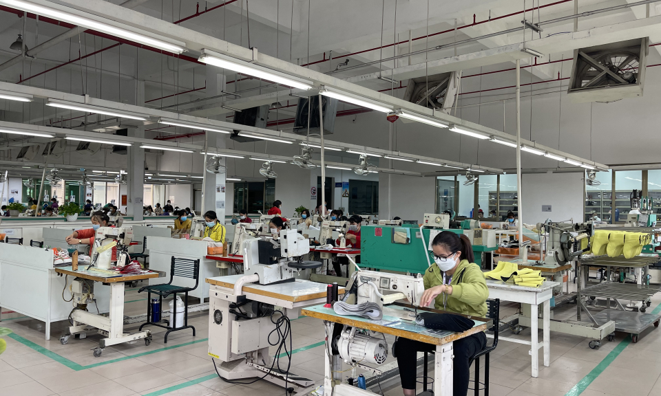 Hỗ trợ người dân vượt khó