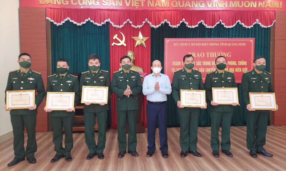 Khen thưởng đột xuất các tập thể, cá nhân xuất sắc bắt giữ đối tượng vận chuyển trái phép 75kg pháo nổ
